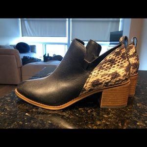 NEVER WORN “1. State” Black booties